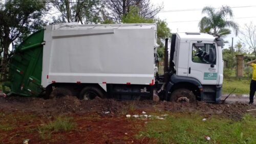 CAMINHÃO DE COLETA DE LIXO FICA ATOLADO EM RUA DO BAIRRO SERRAMAR, EM OSÓRIO