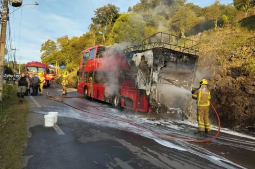 Ônibus de turismo pega fogo durante passeio pelo Vale dos Vinhedos, em Bento Gonçalves