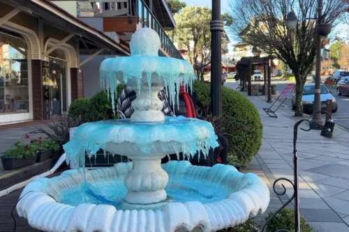 Água de chafariz em frente a loja de perfume, em  Gramado, congela