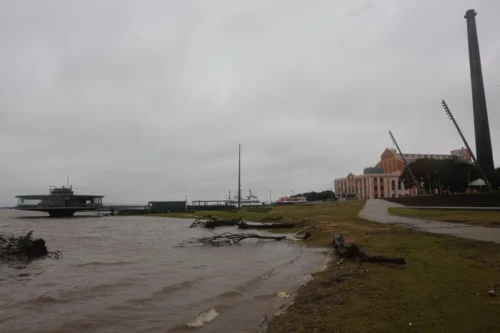 Previsão indica “rápida elevação” do Guaíba, com risco de atingir a cota de inundação na Capital