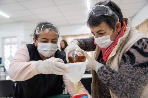 Mulheres produzem dez quilos de sabão ecológico em oficina promovida pela Corsan em Tramandaí
