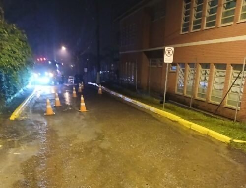 Chuva forte provoca curto e deixa cabo energizado no bairro Laranjeiras em Osório