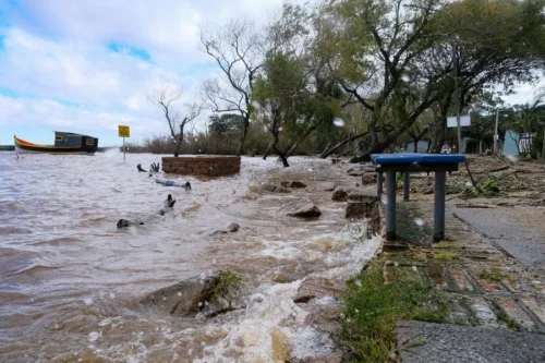 Vento Sul mantém Guaíba represado e clima de melancolia no Extremo Sul de Porto Alegre