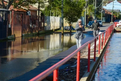 Vento Sul mantém Guaíba represado e clima de melancolia no Extremo Sul de Porto Alegre 2 IMG 7579