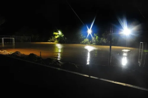 Vento forte faz Guaíba avançar sobre orla na zona Sul de Porto Alegre 2 LamiFA02