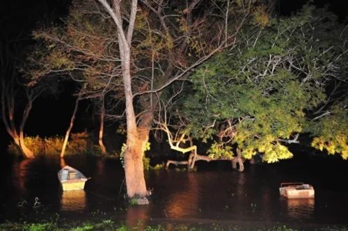 Vento forte faz Guaíba avançar sobre orla na zona Sul de Porto Alegre 1 LamiFA05