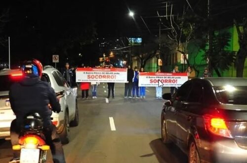 Moradores  protestam por fim dos alagamentos no bairro Praia de Belas em Porto Alegre