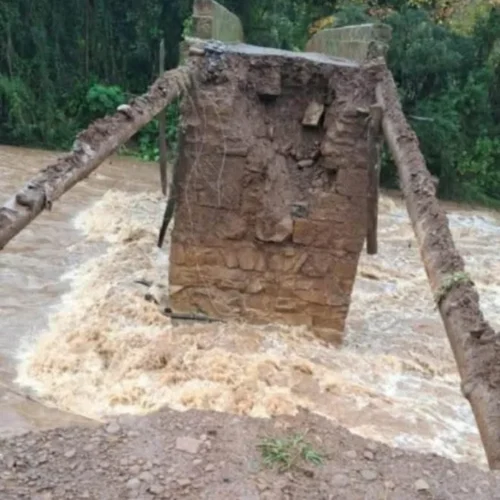 Cabeceira da Ponte do Império é levada pela força da água