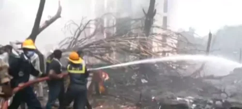 Avião com mais de 240 pessoas a bordo cai perto de aeroporto na Índia