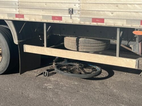 Criança morre e jovem fica ferida após colisão entre caminhão e bicicleta no Centro de Sombrio