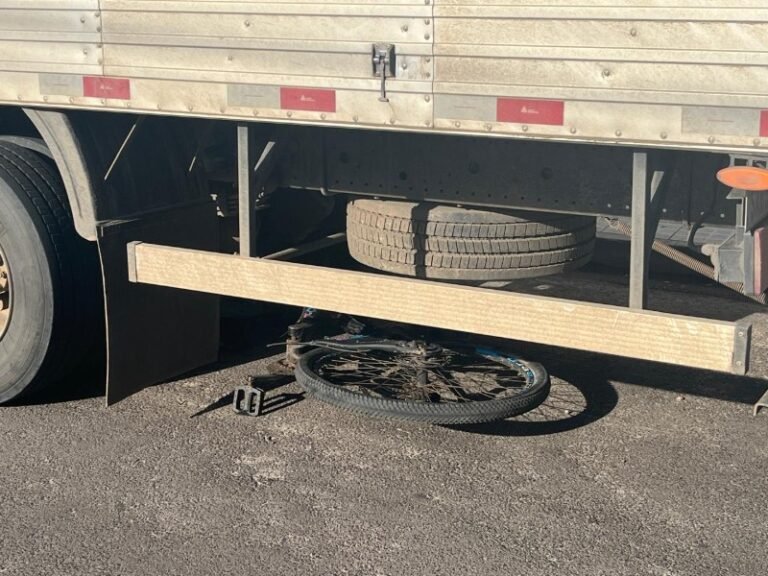 Criança morre e jovem fica ferida após colisão entre caminhão e bicicleta no Centro de Sombrio 6 bike 3