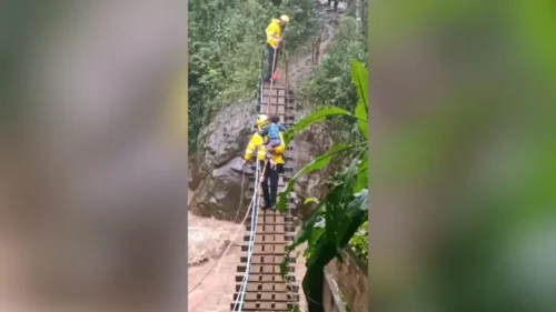Chuva no Rio Grande do Sul: Bombeiros resgatam crianças ilhadas na Serra Gaúcha