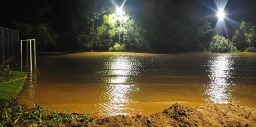 Vento forte faz Guaíba avançar sobre orla na zona Sul de Porto Alegre