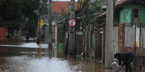 Em elevação, Guaíba começa a causar transtornos na região das ilhas, em Porto Alegre