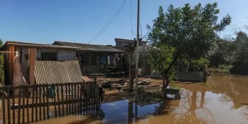 Região das Ilhas: Moradores voltam a acampar na BR 290 por conta dos alagamentos