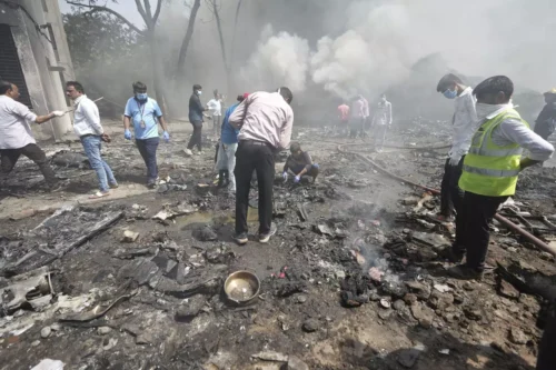 Sobrevivente de queda de avião na Índia escapou pela saída de emergência, diz a polícia