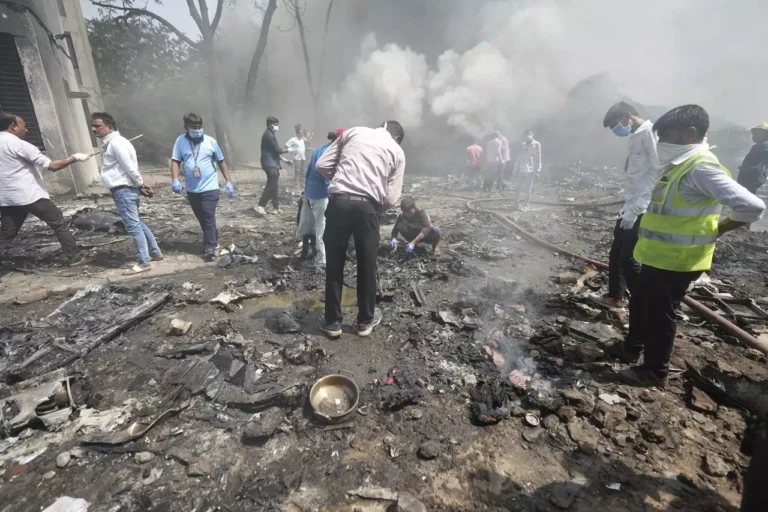 Sobrevivente de queda de avião na Índia escapou pela saída de emergência, diz a polícia 14 india
