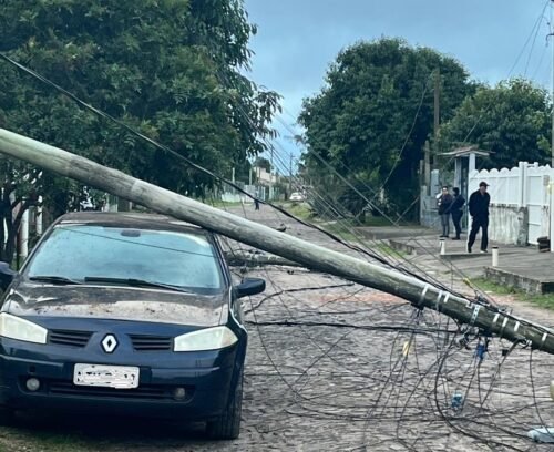 Ventos causam queda de 6 postes de luz em uma mesma rua de Cidreira