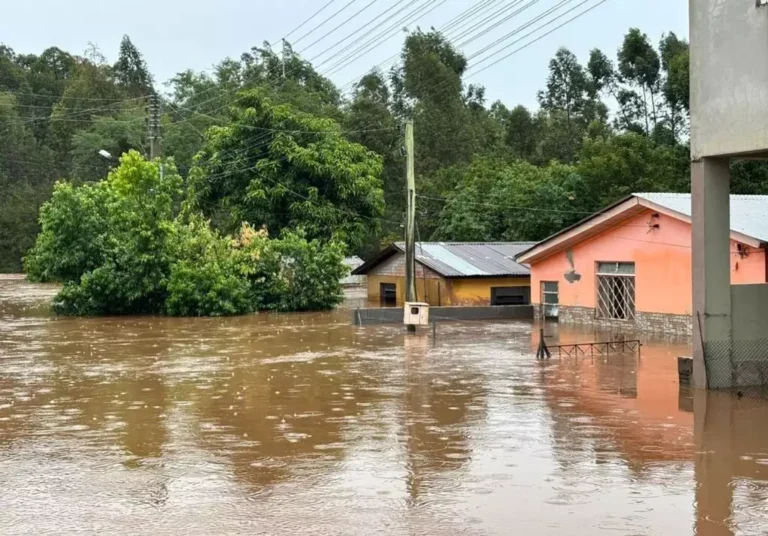 Sobe para 90 o número de municípios afetados pelas chuvas no Rio Grande do Sul 2 um ano depois rio grande do sul volta a ser atingido por chuvas extremas com alagamentos generalizados 1750323337017 1024