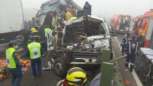 Engavetamento causa filas quilométricas e lentidão na BR-101 em Morro Grande, no Sul de Santa Catarina
