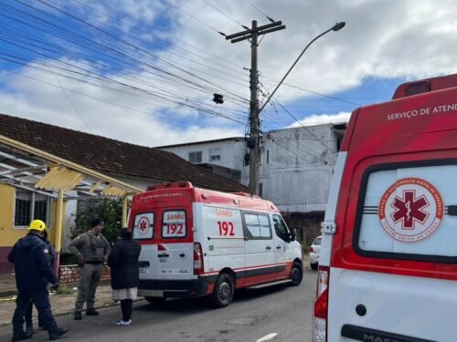 Acidente entre carro e moto deixa dois feridos no centro de Osório
