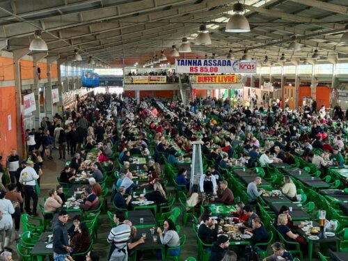 O Pavilhão da Gastronomia estava lotado na manhã deste sábado na 33ª Festa Nacional do Peixe!