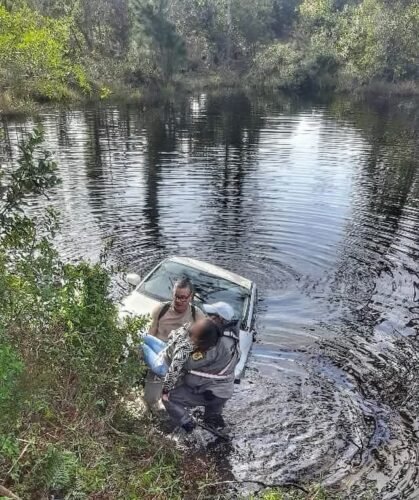 Brigada Militar resgata condutora em acidente na ERS-389, em Arroio do Sal