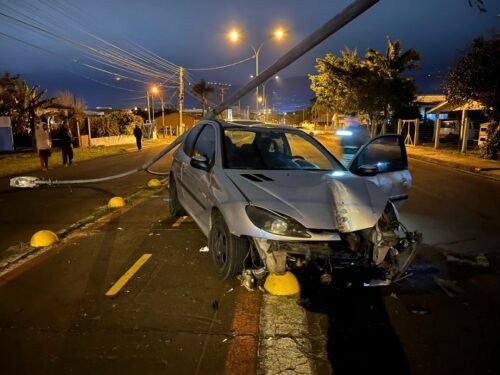 Acidente na Avenida Brasil, em Osório, deixa poste destruído e mobiliza equipes de emergência