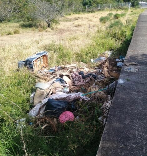 Descarte irregular de lixo se agrava na Lagoa do Marcelino em Osório