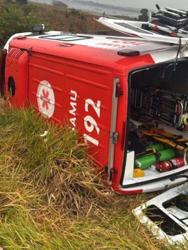Ambulância do SAMU capota na RS‑030 entre Osório e Tramandaí