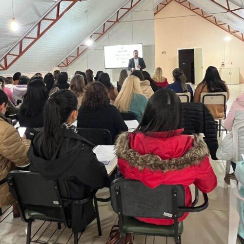 SECRETARIA DE EDUCAÇÃO DISCUTE PROJETOS PEDAGÓGICOS PARA O SEGUNDO SEMESTRE COM AS DIREÇÕES E SUPERVISÕES DAS ESCOLAS MUNICIPAIS