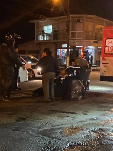 Motoboy é atropelado em rótula de Osório na noite desta Sexta-feira