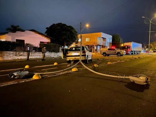Acidente na Avenida Brasil, em Osório, deixa poste destruído e mobiliza equipes de emergência 2 518399728 9906300046134967 6586871563201211566 n