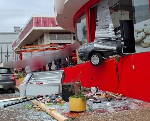 Carro invade padaria em Ijuí e deixa dois feridos