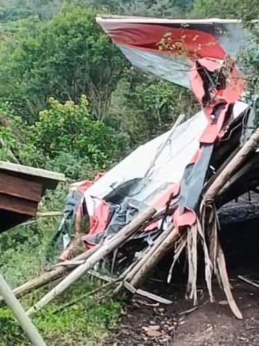 Forte ventania destrói placa publicitária e deixa moradores sem luz no bairro Laranjeiras, em Osório