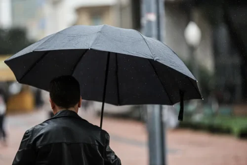 Frente fria avança e pode provocar chuva forte e temporais em parte do RS nesta Quarta