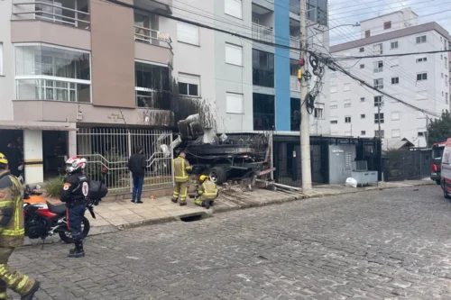 Duas pessoas ficam feridas após caminhão invadir prédio em Caxias do Sul