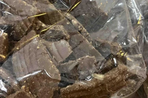 Larvas e insetos são encontrados em chocolates vendidos por loja de shopping de Porto Alegre