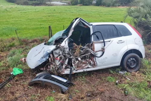 Homem joga carro contra caminhão em tentativa de feminicídio na RS-332