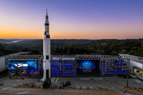 Celebrando os 56 anos do primeiro passo do homem na lua, a Space Adventure Canela recebe rocha original do acervo do astronauta Charles Duke