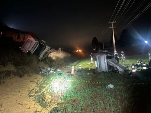 Criancas sao arremessadas de carro de Blumenau em acidente com cinco mortes no Parana 6 1024x768 1