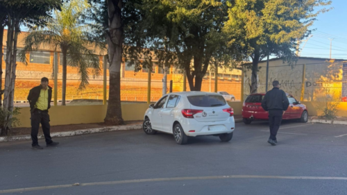 Aluna chega dirigindo para prova do Detran e leva multa de R$ 880,40