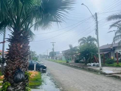 Manhã de Domingo segue com Nuvens Baixas e Neblina no Litoral Norte