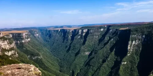 Bombeiros fazem buscas por criança que caiu no Cânion Fortaleza, em Cambará do Sul