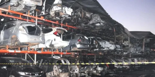 Incêndio atinge desmanche de veículos em São Leopoldo e deixa uma pessoa ferida