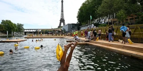 Paris reabre o Sena e banhistas entram nas águas pela primeira vez após mais de um século