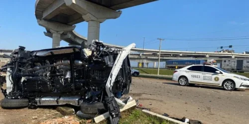 Carreta tomba em ponte e caminhonete despenca em rua de Porto Alegre