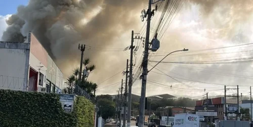 Incêndio de grandes proporções atinge Distrito Industrial em Cachoeirinha