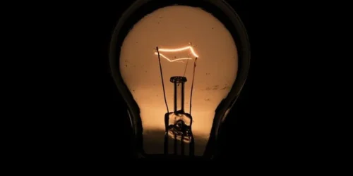 Nova tarifa social de energia elétrica passa a valer neste sábado; veja quem tem direito