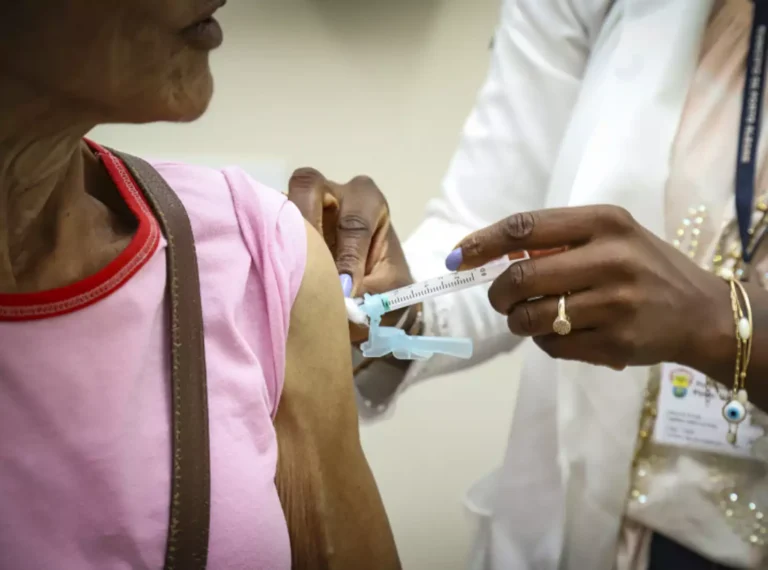 Recordes de hospitalizações e mortes por gripe no RS reforçam a importância da vacinação 4 vacina gripe Cristine Rochpl PMPA